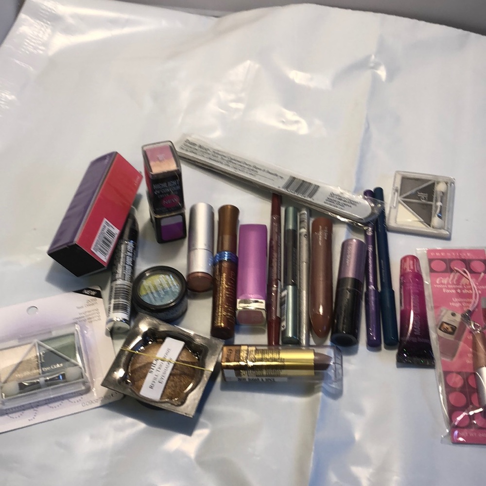 COPY - 25 piece of wholesale makeup lots.  Gorgeo…